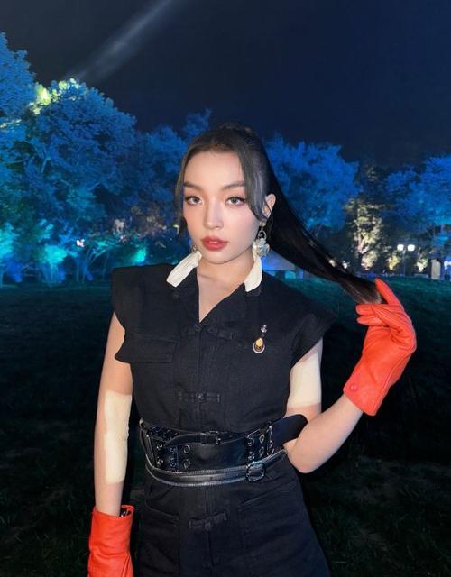 提供以下：17 岁女 rapper 用音乐唱响青春，展现独特魅力